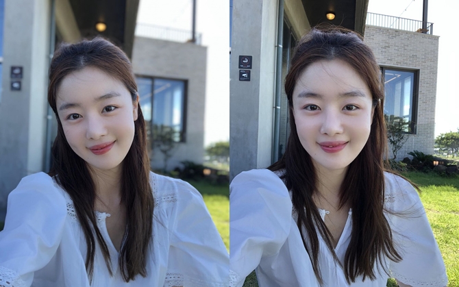 Actor Han Sun-hwa flaunts adorable visualHan Sun-hwa posted several photos on his 18th day with an article entitled Vaccation End on his instagram.Han Sun-hwa in the public photo boasts a Summer Goddess face with a white blouse and a half-packed head.Han Sun-hwas flawless Beautiful looks and cute smiles catch the attention of the viewers.Meanwhile, Han Sun-hwa is set to appear on JTBC Drama Undercover.Photo: Han Sun-hwa Instagram