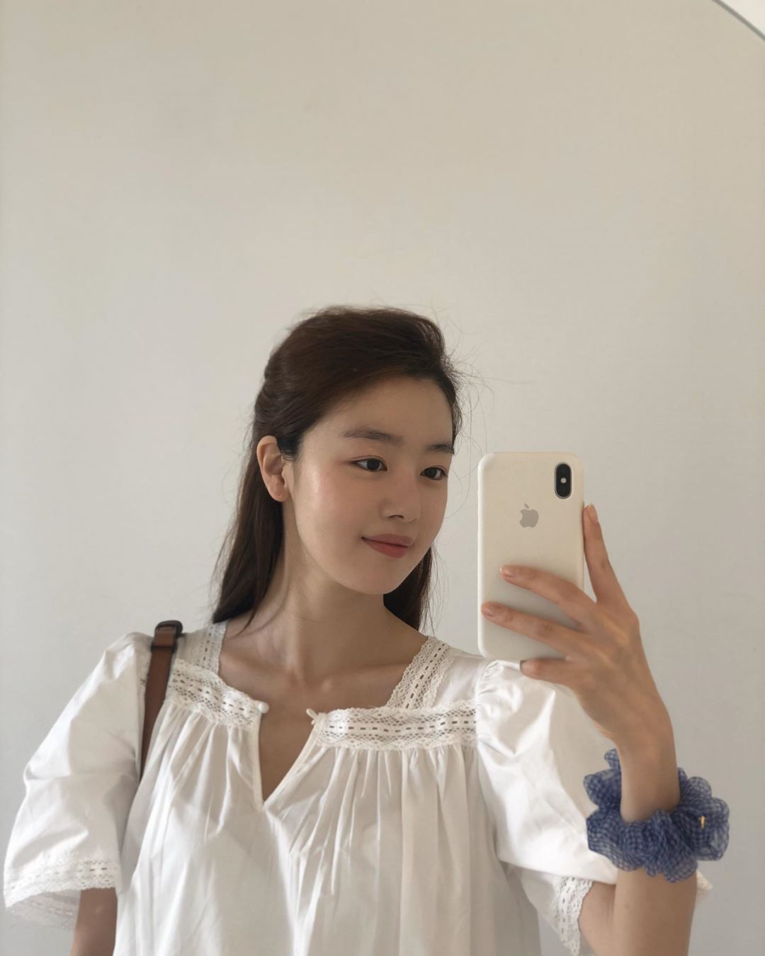 Actor Han Sun-hwa flaunts adorable visualHan Sun-hwa posted several photos on his 18th day with an article entitled Vaccation End on his instagram.Han Sun-hwa in the public photo boasts a Summer Goddess face with a white blouse and a half-packed head.Han Sun-hwas flawless Beautiful looks and cute smiles catch the attention of the viewers.Meanwhile, Han Sun-hwa is set to appear on JTBC Drama Undercover.Photo: Han Sun-hwa Instagram