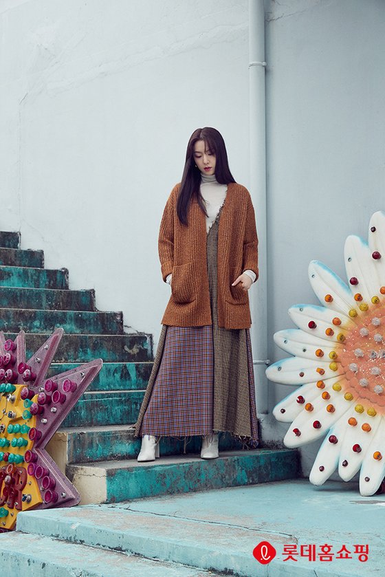 FW pictorials featuring the fashion sense of Actor Seo Ji-hye have been released.A fashion brand unveiled the 2020 FW picture of Muse Seo Ji-hye on the 19th.Seo Ji-hye in the public picture styled items such as cotton shirts, pullovers, knit coats, and top and bottom set-ups with his own fashion sense and completed visuals for the upcoming autumn season.He also created a urban style by matching wide pants with a dot pattern shirt, and he also showed a daily casual look using a full over sweater.It also proposed a colorful autumn womens fashion, wearing a delicate color knit coat and a comfortable set-up.On the other hand, Seo Ji-hye is reviewing his next film after MBC drama Would you like to have dinner with me?