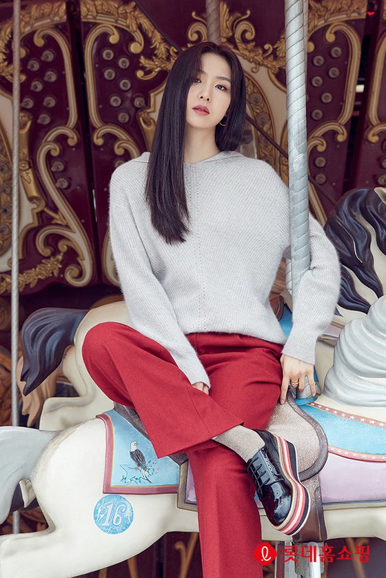 FW pictorials featuring the fashion sense of Actor Seo Ji-hye have been released.A fashion brand unveiled the 2020 FW picture of Muse Seo Ji-hye on the 19th.Seo Ji-hye in the public picture styled items such as cotton shirts, pullovers, knit coats, and top and bottom set-ups with his own fashion sense and completed visuals for the upcoming autumn season.He also created a urban style by matching wide pants with a dot pattern shirt, and he also showed a daily casual look using a full over sweater.It also proposed a colorful autumn womens fashion, wearing a delicate color knit coat and a comfortable set-up.On the other hand, Seo Ji-hye is reviewing his next film after MBC drama Would you like to have dinner with me?