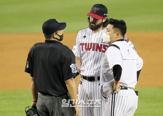 The game between professional baseball LG and KIA was held at Seoul Jamsil-dong baseball stadium on the afternoon of the 19th.Lee Min-ho center is approaching the mound at the third inning of the KIA and is talking to LG starter Kelly Clarkson.Lee Min-ho centripetal to talk to starter Kelly Clarkson