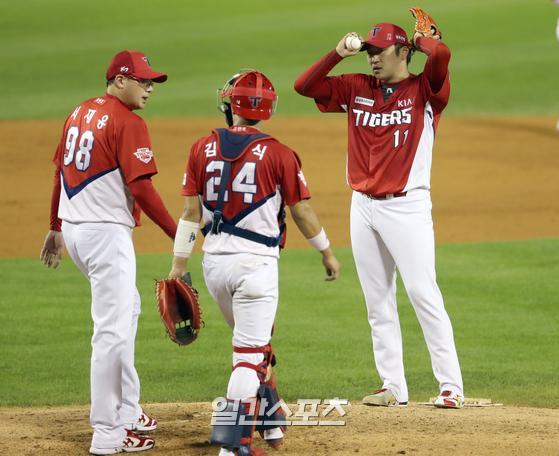 The game between LG and KIA was held at Jamsil Baseball Stadium in Seoul on the afternoon of the 19th.KIA starter Lee Min-ho is talking to Seo Jae-eung, a pitcher who came on the mound after four runs in the third inning.Lee Min-ho, Im sorry!