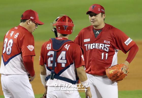 The game between LG and KIA was held at Jamsil Baseball Stadium in Seoul on the afternoon of the 19th.KIA starter Lee Min-ho is talking to Seo Jae-eung, a pitcher who came on the mound after four runs in the third inning.Lee Min-ho, Im sweating!