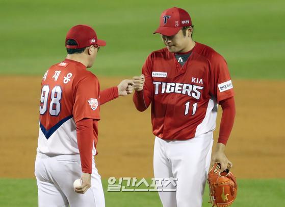 The game between LG and KIA was held at Jamsil Baseball Stadium in Seoul on the afternoon of the 19th.KIA starter Lee Min-ho is in the bottom of the fourth inning and is hitting a fist with coach Seo Jae-eung.Lee Min-ho, this is the end of the day