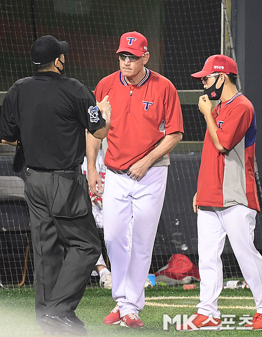 On the 19th, 2020 KBO League KIA Tigers and LG Twins were held at Jamsil-dong Stadium in Seoul.Lee Min-ho explains something to KIA Serena Williams when the pitcher is replaced by Nam Jae-hyun in the first inning with a first-in-first baseman.