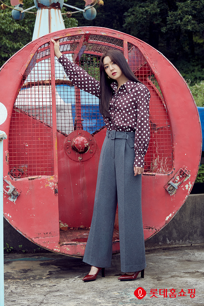 Actor Seo Ji-hye showed a picture with a fashion sense.On Wednesday, Paul B & B manufacturing (Paul & Joe) released a 2020 FW pictorial by Muse Seo Ji-hye.Seo Ji-hye in the picture is wearing a cotton shirt, a pullover, a knit coat, and a set-up of top and bottom of Paul B & B manufacturing.Seo Ji-hye matched a grey pullover sweater with red pants, where he sported an extraordinary fashion sense in a unique platform loafer.Seo Ji-hye also matched wide pants to a dot pattern shirt and produced a urban style.Meanwhile, Seo Ji-hye appeared in the drama Would you like to have dinner with me?, which ended in July.