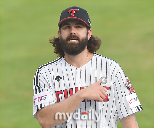 LG Casey Kelly told the story of a conversation with Lee Min-ho centrist who came on the mound during the pitch.The LG Twins won 10-1 in the 11th game of the season against the KIA Tigers in the 2020 Shinhan Bank SOL KBO League at Jamsil-dong Stadium in Seoul on the 19th.As a result of the day, he has won seven consecutive wins of Pajuk and has reached the 50th win (1 draw, 36 losses) of the season.Kelly Clarkson started the season and won his seventh win (6 losses) with six innings, six hits, two walks, six strikeouts and one run.From the first inning, Kim Min-sik gave a timely style and gave up the lead, but with the support of the batting line, he overcame the crisis of the first and second bases in the third inning.I know KIA is a very good team, so I talked a lot about the plan with former catcher Yu Kang-nam, said Kelly Clarkson, who met after Kyonggi. It was a good result with many hitters giving me a lot of points, he said.Kelly Clarkson, who had a poor early in the season, has now reclaimed what we knew last year: the 3Kyonggi record in August is three wins and an average ERA of 1.80, giving off an ace scent.I have had a difficult time in the beginning, but it is good that both me and my team are on the rise recently, he said. In fact, I want to do well in Kyonggi, but it is not easy because I am a person.I hope that the current appearance will continue to fall baseball. We talked a lot about pitching with Kochi, said Kelly Clarkson, who was also a pitcher for the team.I was sympathetic to him, as he advised me to stretch my left leg as far as I can, but I tried to adapt and it was connected to a good pitch, he said.Kelly Clarkson also had a conversation with Lee Min-ho centrist on the mound during the Kyonggi day: What did he talk about?I thought it was a good pitch myself, but I was annoyed by the decision to play, Kelly Clarkson said. The trial pointed out this emotional aspect.I heard that we should fulfill each others roles, and I was able to concentrate well after that. I respect the judgment. Kelly Clarkson said, The Corona 19 is making it difficult for players and media to have a difficult year. I hope we can play the season safely.I will do my best to show you how much Kyonggi is getting better.
