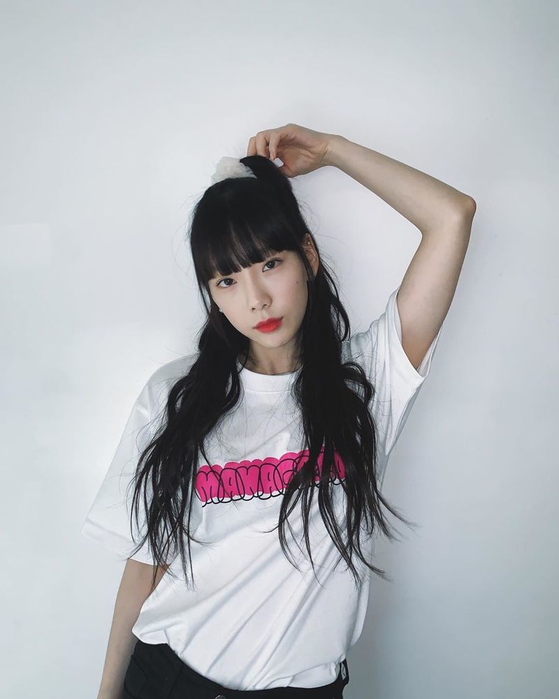 Group Girls Generation member Taeyeon showed off her real-life Snow White beauty.Taeyeon uploaded five photos to her Instagram on August 19.In the photo, Taeyeon poses in half-bundled; he also sported a beautiful visual with white skin, which has black hair and bangs as well as a perfect match.han jung-won