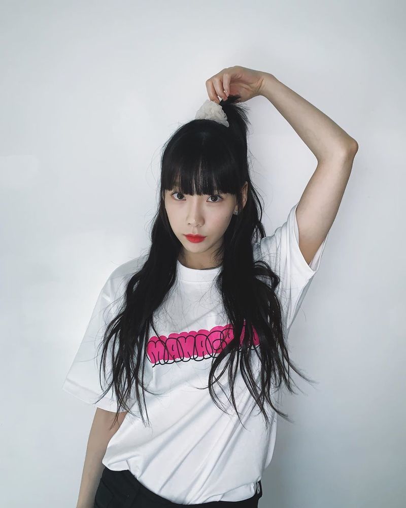 Group Girls Generation member Taeyeon showed off her real-life Snow White beauty.Taeyeon uploaded five photos to her Instagram on August 19.In the photo, Taeyeon poses in half-bundled; he also sported a beautiful visual with white skin, which has black hair and bangs as well as a perfect match.han jung-won
