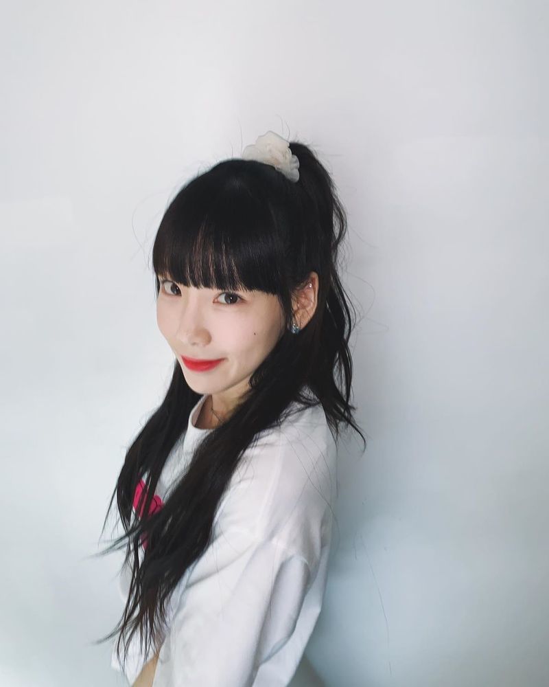 Group Girls Generation member Taeyeon showed off her real-life Snow White beauty.Taeyeon uploaded five photos to her Instagram on August 19.In the photo, Taeyeon poses in half-bundled; he also sported a beautiful visual with white skin, which has black hair and bangs as well as a perfect match.han jung-won