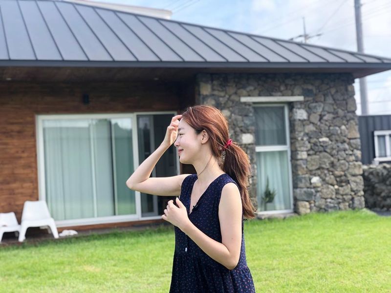 Han Sun-hwa has revealed a leisurely current situation.Han Sun-hwa released several photos on August 19th with his Instagram with an article entitled Sunhwane Guest House.His peaceful background behind him and enjoying his leisure brings healing.pear hyo-ju
