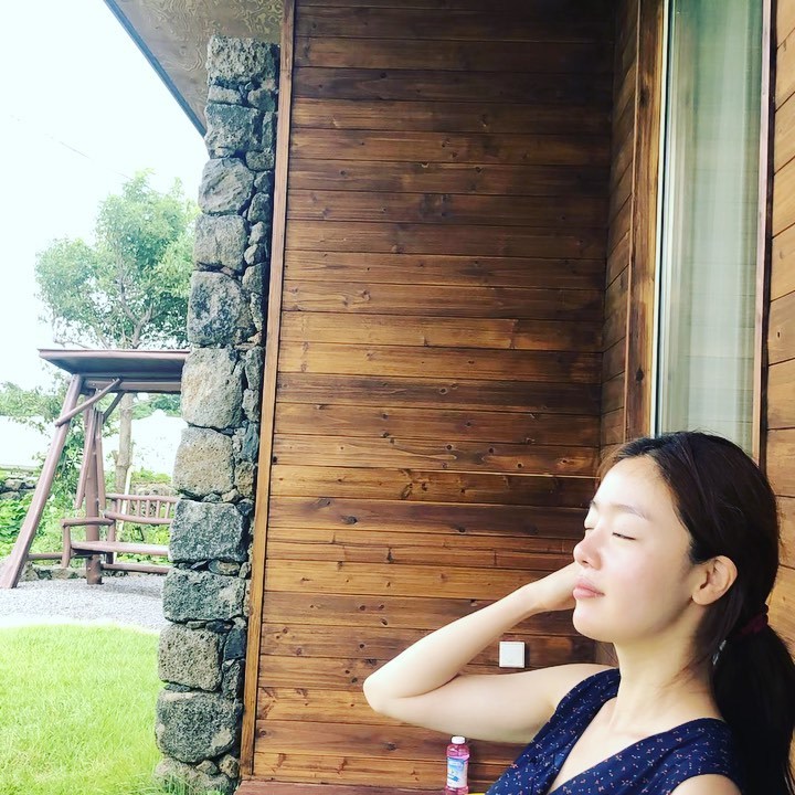 Han Sun-hwa has revealed a leisurely current situation.Han Sun-hwa released several photos on August 19th with his Instagram with an article entitled Sunhwane Guest House.His peaceful background behind him and enjoying his leisure brings healing.pear hyo-ju