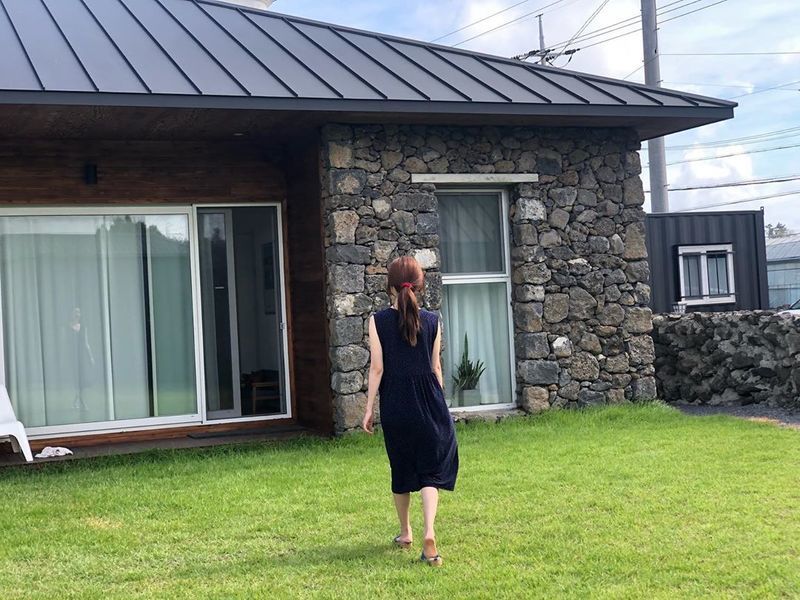 Han Sun-hwa has revealed a leisurely current situation.Han Sun-hwa released several photos on August 19th with his Instagram with an article entitled Sunhwane Guest House.His peaceful background behind him and enjoying his leisure brings healing.pear hyo-ju