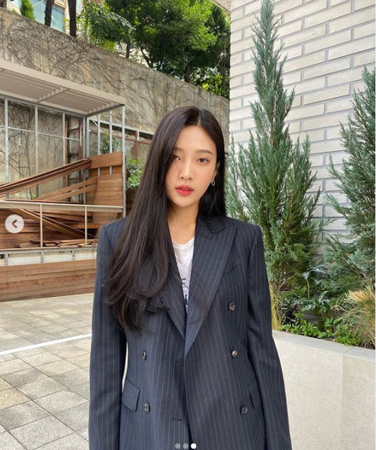 Red Velvet member Joy has recently told fans about his new charm with chicness.Joy (real name Park Soo-young), who is also a singer and actor today, posted several photos on his personal SNS.In the open photo, Joy is posing with a black suit look, chic but carissame eyes.Unlike the lovely Joy that has been shown so far, it emits mature charm and attracts attention.Meanwhile, Joy recently boasted a park Myeong-su and a car-work in The Wise Tour.Park Myeong-su is more prominent and beautifully photographed with Joy, and is loved by J.A. Martin Photographer Park.Martin Photographer Park and Muse Joy s co-work made fans enthusiastic.Joy SNS Capture