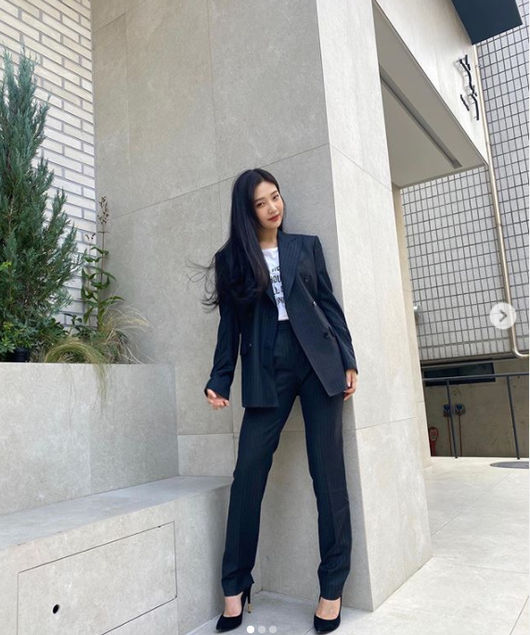 Red Velvet member Joy has recently told fans about his new charm with chicness.Joy (real name Park Soo-young), who is also a singer and actor today, posted several photos on his personal SNS.In the open photo, Joy is posing with a black suit look, chic but carissame eyes.Unlike the lovely Joy that has been shown so far, it emits mature charm and attracts attention.Meanwhile, Joy recently boasted a park Myeong-su and a car-work in The Wise Tour.Park Myeong-su is more prominent and beautifully photographed with Joy, and is loved by J.A. Martin Photographer Park.Martin Photographer Park and Muse Joy s co-work made fans enthusiastic.Joy SNS Capture