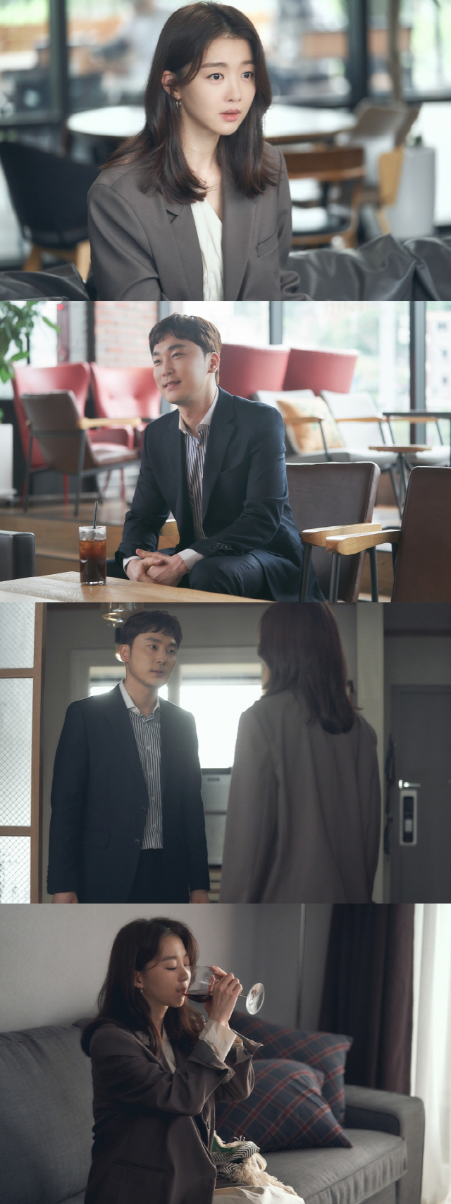 In the 7th episode of TVN Wednesday-Thursday Evening drama Flower of Evil (directed by Kim, Cheol/playplayplay by Yoo Jung-hee/Produced Studio Dragon, Monster Union), which was broadcast on the 19th, Do Hae-soo (Jang Hee-jin) and Kim Moo-jin (Seo Hyeon-woo) who were the first loves to each other met the event in a new direction. Im going to let it flow.In the public photos, Do Hae-soo and Kim Moo-jin, who were high school students, are attracted to the attention because they are facing each other as adults.Unlike Kim Moo-jins defenseless expression, which can not hide his excitement, Do Hae-soo feels a subtle atmosphere instead of a pleasure, which causes curiosity.In addition, I am curious about what happened between the two people who moved from the cafe to Kim Moo-jins house.Kim Moo-jin, who still can not hide his trembling in front of the sea, and the sea water that suddenly drinks wine, make their imagination rise somewhere awkward in the first love that I met again.Above all, Do Hae-soo has tried to live with his brother Do Hyun-soo (Lee Jun-ki) not found after his fathers serial murder, and was thoroughly cut off from the past.Attention is also focused on why Do Hae-soo suddenly met Kim Moo-jin.In addition, at the time of the breakup, Kim Moo-jin told Do Hae-soo, You think of your father.It is creepy, he said, and the face-to-face of those who were not beautiful at the end caused various speculations.