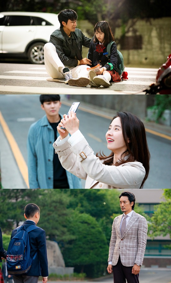 JTBC drama We Did Love leaves only four broadcasts.In the last broadcast, he finally realized that Oh Dae-oh was the father of Han-nui (Um Chae-young), the daughter of Roh Ae-jung (Song Ji-hyo), and even declared himself a father, which marked a turning point.I looked at the last second half of the game that was running toward the ending.Noh Ae-jung and Oh Dae-oh, who have been saying things that hate each other and nail their hearts because of past wounds.But there was a hidden truth in different memories, and due to the mixed timing, I had to break up with each other in resentment.After 14 years, affection was fully aware of the situation of Daeo, and Daeo was fully aware of the situation of affection, and these relationships were also in a new phase as Daeo learned the existence of a daughter, Han-nui (Um Chae-young), born between himself and affection.I was curious to know who Father was for 14 years, but on the other hand, I was tired of the word Father so that I thought I would find Father who made it difficult for me and my mother and to tear out the child support.But I found out that the real Father was a director who works with his mother, not top actor Ryu Jin (Song Jong-ho).Now, viewers attention is focused on the choice of the line, affection and the relationship between the two.If there is a dream that affection has been kept for a long time, it is a Baro movie.Just 10 years from now, I entered Korea University to become the best PD in Chungmuro, but I had to come down from the road to my dream for a while due to unexpected pregnancy.But nevertheless, I never gave up my dream.After trying to work in the movie industry, I joined the film company Thumb Film as a accounting officer. In the eighth year, I was appointed as a producer and was able to work on the movie that I dreamed of.At the end of the twists and turns, the affection that made the first step by inviting the star writer 100 billion and Oh Dae-oh was the reason for the excitement, saying, I thought I would just dream of the movie.In the movie No Love currently planned by affection, he cast the male protagonist Ryu Jin and the female protagonist Juarin (Kim Dasom).However, Ryu Jin has a schedule with his agency representative, and in the preview video released after the last broadcast, Jua Lin, who liked Oh Dae-oh for 14 years, suggested that he could do what she can do.It is noteworthy whether affection can complete a movie safely and achieve a dream.The Watch Point is also a question of whether the relationship between the former Waves (Kim Min-joon) and his son, Koo Dong-chan (Yoon Sung-woo).Whether it was because of the power of the body in the Hong Kong organization in the past, or the fragmentary memory of witnessing The Waves, who had a dark face next to a woman who had fallen down with blood in the past,I didnt want Father to come to school, and the money The Waves gave me was No, it was the money he earned, and I didnt spend a penny.The distance between the Waves and the companion in the still cut represents a close rich man.Still, The Waves is trying to get close to the company dinner, learning to treat children with all the books on childcare, and going to the General Parents Association to become a vice-president of the grade.But what Dongchan is wondering about is the story of her mother.The Waves, which seems to have a story, hesitated, saying, Can I tell you now, then will the Dongchan understand me? And the more they are getting farther and farther away.This is why we should pay more attention to this weeks broadcast, which will reveal what the Waves have been looking into at night and what the truth is that The Waves is reluctant to tell the party.We Did Love will be broadcast at 9:30 pm on the 19th.Photo = JTBC Studios, Gil Pictures