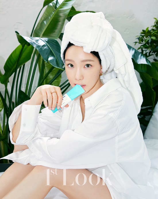 First Impressions of Girls Generation Taeyeons Gypcock Beauty ConceptThe picture has been released.Taeyeon says: First Impressions, And showed off his colorful charm by going to and from Cheongsunmi, Lovely, Sik and Pure.I got up from the bed with my skin without a toilet, put a big towel on my head and put on a picture of a truly creamy morning skin care.In addition, I showed a makeup picture that emits a lovely charm at home like a cod of Changan. I transformed it into pink eye line and blusher with pinky tangu and emits a lovely juice.At the end, I tried a new look that I could not see.Taeyeons new assistant character, Tanga, was born with a chic look that added presence to the eyebrows and gave a dizzying power to the lashes.In an interview after the photo shoot, Taeyeon released a morning routine that he had never released before: Normally, I go to bed before 1 am and automatically open my eyes at 6 oclock.I get up, I take my vitamins, and I feel like Im starting the day. Im seeing the morning news.I watch the news while drinking morning Coffee. I know that I get up early, but I probably did not know what I was doing. When asked about the most important part of makeup, I said, I think skin expression is the most important, semi-mat and fluffy, but thin and lightly attached base makeup.Skincare is more important to do that.I do not cover my flawless skin with makeup, but I try to make my real flawless skin. The look I liked most today was a colored broucara makeup with the texture of my eyebrows.I felt that the eyebrows, which are definitely the roof of my face, were important. Thanks to this, I was so happy that a new book was born today. Taeyeons interview with the pictorial is published on the 20th magazine First ImpressionsYou can meet at 202.Photo: First Impressions