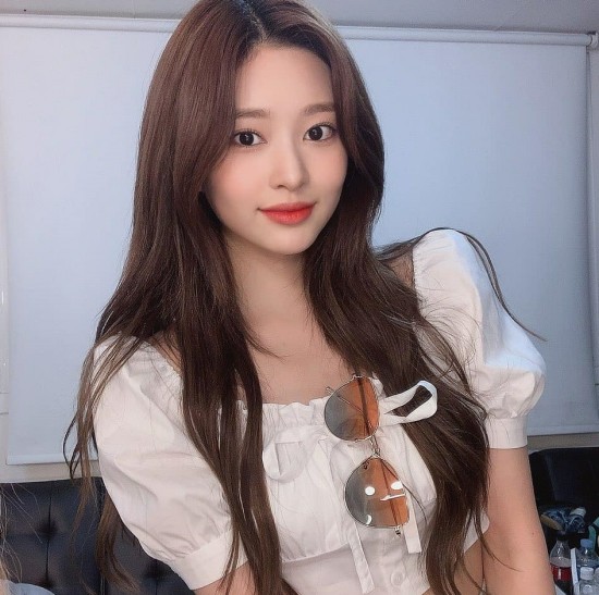 Beautiful looks of IZ*ONE Kim Min-joo attracts attention.On the 19th, IZ*ONE sns posted a number of photos of member Kim Min-joo.Kim Min-joo in the photo is taking various poses and looking at the camera.His extraordinary visuals caught the attention of fans.Meanwhile, the 2020 Soribada Best K Music Awards (2020 SORIBADA BEST K-MUSIC AWARD) hosted by Soribada was held on the 13th.IZ*ONE won the Bonn Award and the Shinhan Ryu Global Hot Trend Award.