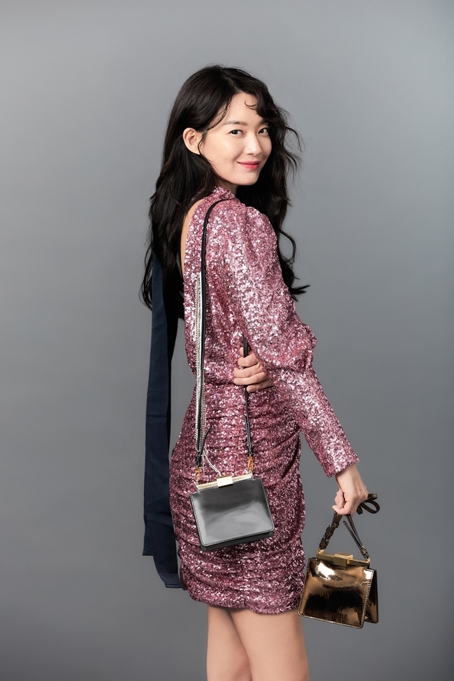 Actor Shin Min-as colorful charms were released.Shin Min-a expressed the beautiful image of women with the inner and outer surfaces in five keywords: Simple, UNIQ, Back1960s, Gentle, and Sparkle.Shin Min-a in the picture showed a style that emphasizes simplicity with a modern Tayloring style.It has a soft color feeling and a bag of unsteady design, and it contains a woman who is aiming for a minimal life with a soft and soft charm.In the picture with a bright smile, we emphasized differentiated UNIQ through the mix match of materials.Especially in the coordination that matches Twilly with the saddle bag, you can feel the unique fashion sense of Shin Min-a.Shin Min-a, a pictorial with vintage sensibility, showed styling as if it had returned to the 1960s and expressed the enterprising woman who created a history without regret.Especially, the bag consisting of retro color palette emphasized the classic beauty in combination with the look of Shin Min-a.Park Su-in