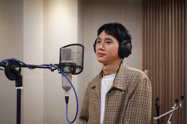 Park Sung-hoon was captured in the recording studio.The behind-the-scenes cut of the OST recording scene of Chu Shi Biao (hereinafter referred to as Chu Shi Biao) was released on August 20, without the employment of KBS 2TV drama Ha Ha-ra, in which Actor Park Sung-hoon participated in the singing.Park Sung-hoon challenged his first OST of his life by singing duet songs with Nana, an actor of Chu Shi Biao.Park Sung-hoon has performed a unique romance chemistry with Nana and aka Lacom Couple in Chu Shi Biao, so he showed his breathing at the OST recording scene and worked professionally on music work.Park Sung-hoons charming bass is added to the fresh and sweet song like the song titled Like Our Summer, which will give viewers a different pleasure when it is about to be the last broadcast of Che Shi Biao.Park Sung-hoon in the photo, which was released together, is showing off his warm visuals.Park Sung-hoon, who is in front of the microphone, not in front of the camera, is the back door that he finished recording with an incredible concentration.bak-beauty