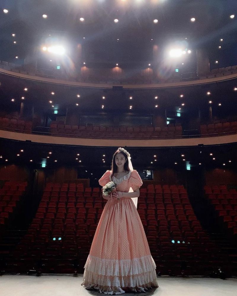 Group Tiara member Ham Eun Jung showed off his elegance dress figure.Ham Eun Jung posted a picture on his instagram on August 20 with the phrase Goodbye Codette.In the photo, Ham Eun Jung poses in a dress on stage; he boasts superior beauty from a distance.han jung-won