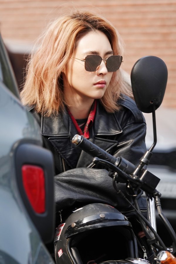 Lee Yeon-hee heralded the unconventional transformation.Lee Yeon-hee played the role of To Seon-ho, who is leading the way in digging up the hidden secrets of Manshin: Ten Thousand Spirits on MBC SF8 Manshin: Ten Thousand Spirits (director Nodeok, production DGK Sufilm), which will be broadcast on the 21st.Lee Yeon-hee presented a spectacular transformation in Manshin: Ten Thousand Spirits, including pink bleaching hair, rough makeup and rebellious styling, which he tried for the first time since debut.Meanwhile, Manshin: Ten Thousand Spirits starring Lee Yeon-hee is a work that depicts a society that blinds the high-acceleration artificial intelligence fortune service Manshin: Ten Thousand Spirits, and will be released on MBC at 10:10 pm on Friday, 21st.