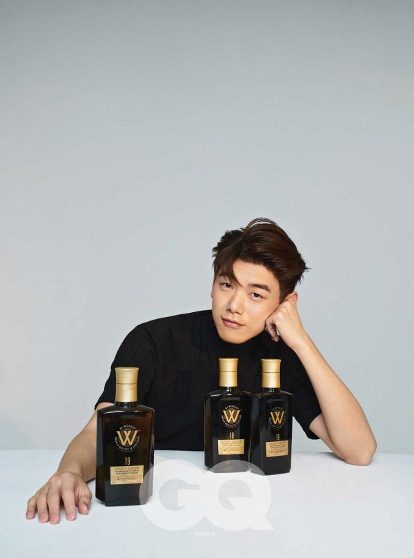 Eric Nam in the picture captures the eye with a picture showing a soft and sweet charm with W. 19.Eric Nam, who enjoys the true flavor of Whisky, usually digested the picture with a warm smile and a relaxed gesture at the pictorial scene.I think it is very important to convey the deep taste of time without losing softness in the whisky quality.19 , I could feel the taste of deep calculation and the soft taste. 