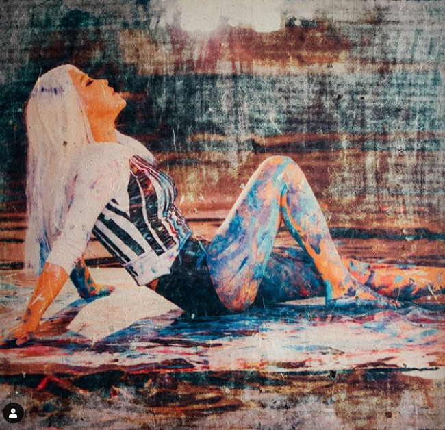 Singer and painter Solbi presented an extraordinary concept.Solbi posted a picture on his Instagram on the 20th without any writing.In the open photo, Solbi posed with white hair and hot pants and paint all over his body.Solbi, who poses boldly on the work, creates a unique atmosphere as The Artist.The netizens who encountered the photos are Oh, sexy, Hit the jackpot!, Is it a concept of breaking?, I think I went into my work, and Solbi and my work seem to be united.Meanwhile, Solbi is appearing on MBC Ms YouTube channel Tikitakas Song for Small Things.Photo Solbi SNS