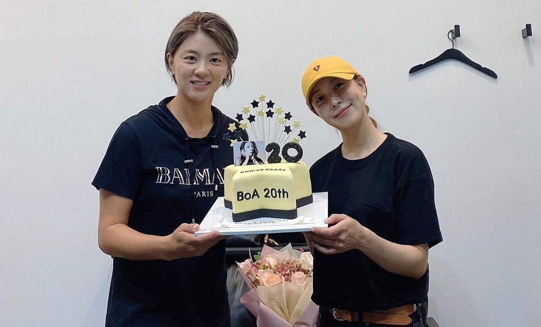 Thank you for your congratulations.Singer BOA brags about friendship with Phil Mickelsons Choi Nayeon ProOn the 20th, the BOA told his Instagram, My 20th Anniversary before going abroadNayeon, who congratulated me, went to the United States and played well and thank you for always taking care of my sister ~ Thank you for making me a fan. In the picture, Choi Nayeon Pro and BOA are 20th AnniversaryHe is taking a commemorative cake and taking an authentication shot.Especially, Cake, which is full of stars, is prepared by Choi Nayeon, and it has the message BOA 20th, our No.1 and Only One always shines our star.The BOA, wearing a yellow cap cap, completed its comfort with a dark-coloured fashion, while Choi Nayeon Pro showed off her trendy sense with a toe-tailed T-shirt.Meanwhile, the BOA is the 20th Anniversary this yearSince December last year, Choi has been expanding his influence as a golfluenc by running YouTube channel Nayeon Isback.