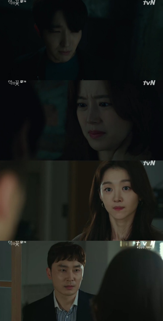 Flower of Evil Moon Chae-won provoked Lee Joon-gi after learning of her identityIn the 7th episode of tvNs Flower of Evil broadcast on the 19th, Cha JiWon (Moon Chae-won) was portrayed as suspicious of Baek Hee-seong (Lee Joon-gi).On this day, Cha JiWon knew that Baek Hee-seong and Do Hyun-soo were the same person.Baek Hee-seong looked at the sleeping Baek Hee-seong and said, Why did you have to live like that? I couldnt help it. Please, just give me one more.I think its why Im going to forgive you.At this time, Baek Hee-seong opened his eyes, and Cha JiWon treated him affectionately, saying, How do you sleep?Baek Hee-seong said: Ive been sleeping ever since I came home.I suddenly felt relaxed, Cha JiWon said, There was a lot of work. In particular, Cha JiWon presented a watch, and lied, I didnt find my own watch, its not better than my original self, but I want you to like it, dont lose it.Cha JiWon had picked up the watch of Baek Hee-seong at the scene of the incident.Baek Hee-seong expressed his gratitude, saying, Now there is one change.Cha JiWon then deliberately showed the items in Do Hyun-soos bag, which he received from his wife Nam Soon-gil, to Baek Hee-seong, who said, I can do it like you.I can deceive you without a blink of an eye. Cha JiWon said, I need Mr. Hee-sungs help. I think Do Hyun-soos continuing his metalwork. He said hed work later.If Mr. Hee Sung asks the association for help, can not he pick up craftsmen similar to the drawing? Baek Hee-seong said: Its impossible - you dont see the real thing in person and you cant tell what style it is with these graffiti-like paintings.I do not know whether it is an anti-aircraft or a craftsman, and I can not know habits or habits. But Cha JiWon asked Baek Hee-seong to go with him to the workshop of the Choi Byung-mo.Cha JiWon looked around the workshop of the dominseok and deliberately spoke in irritating words, and Baek Hee-seong showed symptoms of difficulty breathing.Cha JiWon took Baek Hee-seong to his car and was distressed, saying: I pushed him too hard, hes fooled me for 14 years, never weaken my mind.Dont do that, Do Hyun-soo. No. You said it might be a serial killer. Its dangerous, said Baek Hee-seong, who said, So Im trying to catch it.Because a dangerous man lives freely, he nailed.In addition to that, Do Hae-soo said, It is not the voice suspension, it is not the Accomplice voice suspension. Kim Moo-jin said, Do you still want to protect him?Would he thank you for this? Your brother does not think about you as much as he can, eats well and lives well. Dohasu said, I cant say that. I killed him. Im the real killer. Is this a scoop? I know youre hurt. You loved my family.Please, please, do not bother us. Youre a bad guy. Also, Baek Hee-seong went to Kim Moo-jins house late at night and said, Please find my sister. I need to meet her.I have to catch him, he declared, saying he would catch Accomplice of the Dominion.At the same time, Cha JiWon monitored the Baek Hee-seong through the GPS mounted on the clock, raising the tension of the drama.Photo = TVN broadcast screen