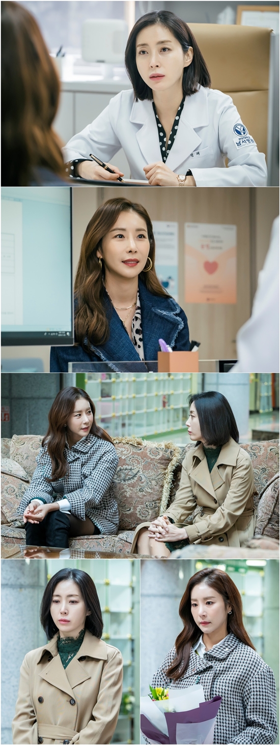 Can Song Yoon-ah, Han Eun-jung unravel the thread of a long-time villain?JTBCs gilt drama Elegant Friends announced the change of relationship by revealing the appearance of Nam Jeong-hae and Han Eun-jung facing each other in a changed atmosphere on the 20th, ahead of the 13th broadcast.In the last broadcast, Jung Jae-hoon (Bae Soo-bin) and Choi Moran (Lee Yeon-du)s divorce party became a mess.Baek Hae-sook publicly mentioned the unsavory things that took place between Namjeonghae and Mount Jugang (Lee Tae-hwan), and Namjeonghae, who could not bear his anger, poured wine on her and a nervous battle continued.Jung Jae-hoon was arrested on suspicion of Mt. Murder, and the story of the day based on the statement raised questions about the truth of the case.In the meantime, the reunion of Nam Jung-hae and Baek Hae-sook in the public photos focuses attention.Baek Hae-sook, who is talking about something with a smile, and the temperature difference of Namjeonghae, who looks at her with a calmer eye, is unusual.I wonder if the atmosphere is quite different from the one before the cold and sharp feelings. In another photo, the two people who visited the crypt of Chun Man-sik (Kim Won-hae) were also revealed.20 years ago, he was the real criminal of the Murder case, and he was acquiesced to all things, and Baek Hae-sook, who was accused of unfairness, faced the truth.The fact that Baek Hae-sooks deadline was revealed earlier made her sad. Can she solve the knot of the long-standing evil relationship with Nam Jeong-hae before she left the world?Attention is drawn to the change in the relationship between the two.In the 13th episode, which will be broadcast on the 21st, Jung Jae-hoon, who was identified as a likely suspect, will be released, and the room of doubt will head to Ahn Gung-cheol (Yoo Jun-sang) and Cho Hyung-woo (Kim Sung-oh).The latter half will have a relationship structure reorganized, and another reversal will be waiting for, said the production team of the elegant Friends. Namjeonghae and Baek Hae-sook also meet the inflection point.I want you to solve the misunderstandings that have been tangled in the past 20 years and pay attention to the stories of two people who will face their hearts.Meanwhile, the 13th episode of Elegant Friends will be broadcast on JTBC at 10:50 pm on the 21st.Photo = Studio & New and JC