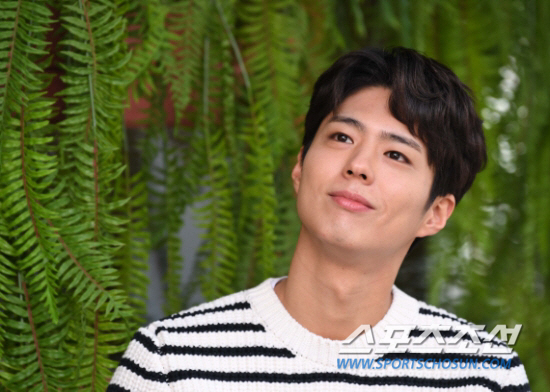 Actor Park Bo-gum shows sweet social life ahead of EnlistedPark Bo-gum is Enlisted as a culture and public relations officer at the Navy Chair on 31st; he is currently continuing his last ten days move.First of all, for fans who are about to parting ways, they recently released their digital single, All My Love, a fan song to repay fans love.He worked with singer Sam Kim for a year and worked hard enough, and the song was composed of English and Korean lyrics.I can not stand up enough to lose ten bodies.TVNs new monthly drama Record of Youth (played by Ha Myung-hee and directed by Ahn Gil-ho), the last CRT piece before Enlisted, is in full swing in filming the last minute.Record of Youth is a drama about the growth Record of Youth people who try to achieve their dreams and love without despairing on the wall of reality. Park Bo-gum, Park So-dam and Woo-suk appear.After starting filming in May with a pre-production work, he received the final final report on the 12th and is working on shooting.Record of Youth plans to finish filming by 25thPark Bo-gum shows his willingness to finish his work and the production presentation is also early.Ten days earlier than the first broadcast on September 7, the drama fans will see the last greeting of Park Bo-gum thanks to the Linda Ronstadt on the 27th.This position is going to be the last official appearance before the Enlisted of Park Bo-gum.Park Bo-gum, who was born in 1993, is 27 years old this year and can postpone his military service five times until he is 28 years old.However, he was applauded for deciding to end himself: For male star actors, it is common to postpone military service up to five times.But Park Bo-gum decided Enlisted following his willingness to begin his defence duties within the year.Park Bo-gums support for Navy was largely influenced by his father, who was from Navy disease.He was also a musical student at Myongji University and applied for a military band keyboard with high quality singing ability and piano skills.Park Bo-gum sang KBS2 Gurmigreen Moonlight OST songs My Man and advertising CM, and in March he released an album in Japan and showed his extraordinary ability in music.The screen mission was also finished: he finished filming the films Seo Bok and WonderLand.Especially, WonderLand is a film that Kim Tae-yong will show in 10 years after Manchu, attracting attention with super-luxury casting such as Tangway, Sharing, Jung Yoo Mi, Suzie and Choi Woo Sik.In addition, Seo Bok is a new work by director Lee Yong-ju, who will be released in six years after the introduction of architecture, which mobilized 4.11 million viewers at the time of its release in 2012.Linda Ronstadt is the first human clone with everlasting secrets, and what happens when a former intelligence agent begins a dangerous companion in the pursuit of the forces that want to take over him.The fans waits are also expected to be shorter as both films will be released after Park Bo-gum is Enlisted.