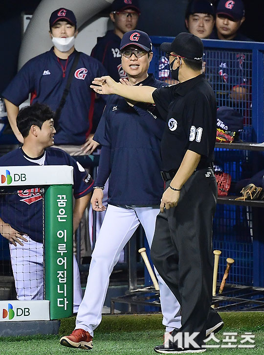 On the 21st, 2020 KBO League Lotte Mart Giants and Doosan Bears game were held at Jamsil Stadium in Seoul.Lee Min-ho, third baseman in the first inning of the eighth inning, is sending out Lotte Mart Lion Long Kochi, who strongly appealed to the opponent catcher glove during the hit of Lotte Mart Kim Jun-tae.Mali is coach of Her Mun-hoe.