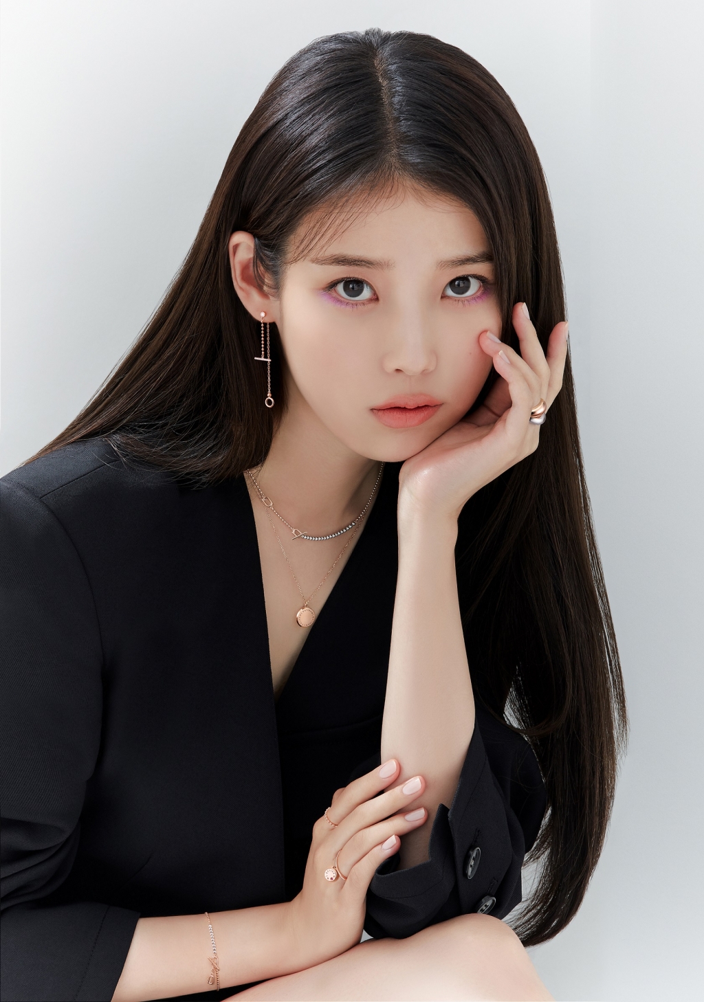 Singer IU presented a picture of a dignified and charismatic atmosphere.Global luxury brand J. Estina (J.ESTINA) unveiled its 2020 Autumn Advertising Campaign with Muse IU (IU) on Monday.This seasons advertising campaign I J. Estina You (I J.ESTINA U) portrayed a trendy, changed brand image through the Model IU, like a brand symbol that was renewed last year.The IU in the public picture showed a more mature and dignified appearance from the existing pure and lovely image.Wearing a chic black jacket, IU created a mysterious atmosphere with a casual look and a point eye makeup that was pink under the eyes.The Dream COIN (DREAM COIN) necklace worn by the IU is a collection of Jay Ete (J ete).On the back of the COIN pendant, Tiara, a symbol of good fortune, was imprinted and it had a special meaning of supporting your dream.IU, which was worn with a chic black jacket and pants and black high heels, gave off charisma with an all-Black look.Here, IU matched jewelery using Brand initials, showing luxurious yet elegant charm.In another pictorial IU boldly pulled back a refreshing denim jacket, revealing a slender neckline.IU is a back door that has completely digested the shooting concept with various facial expressions and professional attitudes and has impressed the field staff.The IU also boasted a unique visual, perfecting its unique Number 1 (Lavender Mist) makeup with a warm Number 1 (Lavender Mist) Angora knit.The IU, which matched dark blue stone jewelery reminiscent of the universe in a warm kite 1 (Lavender Mist) knit, showed a dreamy atmosphere at once with a languid and languid eyes.On the other hand, jewelery worn by IU in the picture can be found at J. Estina stores and official online malls nationwide.J. Estina unveils IU and I J.ESTINA U campaign pictorial...Dignified female expression