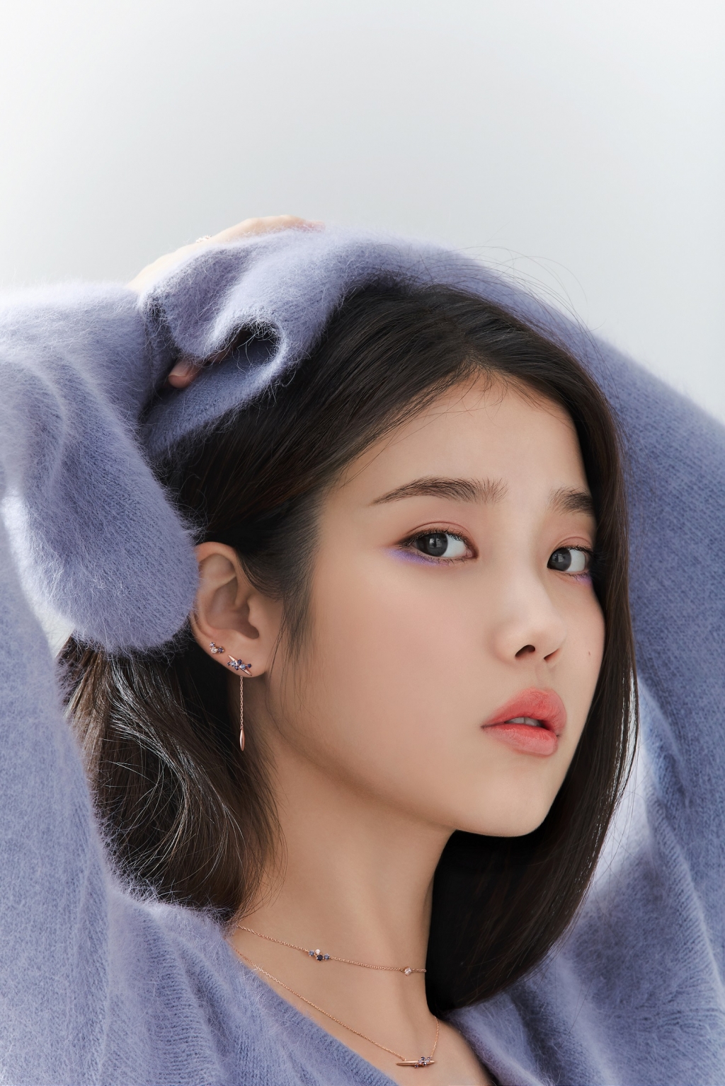 Singer IU presented a picture of a dignified and charismatic atmosphere.Global luxury brand J. Estina (J.ESTINA) unveiled its 2020 Autumn Advertising Campaign with Muse IU (IU) on Monday.This seasons advertising campaign I J. Estina You (I J.ESTINA U) portrayed a trendy, changed brand image through the Model IU, like a brand symbol that was renewed last year.The IU in the public picture showed a more mature and dignified appearance from the existing pure and lovely image.Wearing a chic black jacket, IU created a mysterious atmosphere with a casual look and a point eye makeup that was pink under the eyes.The Dream COIN (DREAM COIN) necklace worn by the IU is a collection of Jay Ete (J ete).On the back of the COIN pendant, Tiara, a symbol of good fortune, was imprinted and it had a special meaning of supporting your dream.IU, which was worn with a chic black jacket and pants and black high heels, gave off charisma with an all-Black look.Here, IU matched jewelery using Brand initials, showing luxurious yet elegant charm.In another pictorial IU boldly pulled back a refreshing denim jacket, revealing a slender neckline.IU is a back door that has completely digested the shooting concept with various facial expressions and professional attitudes and has impressed the field staff.The IU also boasted a unique visual, perfecting its unique Number 1 (Lavender Mist) makeup with a warm Number 1 (Lavender Mist) Angora knit.The IU, which matched dark blue stone jewelery reminiscent of the universe in a warm kite 1 (Lavender Mist) knit, showed a dreamy atmosphere at once with a languid and languid eyes.On the other hand, jewelery worn by IU in the picture can be found at J. Estina stores and official online malls nationwide.J. Estina unveils IU and I J.ESTINA U campaign pictorial...Dignified female expression