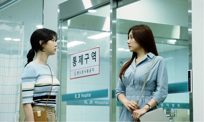 Through The Secrets Man, Hyon-kyong and Lee Chae-young predicted a surprise transformation into fraternal twins whose personality, appearance, and goal are different.KBS 2TVs new evening drama The Man of Secret (played by Lee Jung-dae/directed by Shin Chang-seok) released a steel featuring uncomfortable encounters between Han Yu-Jeong (Hyun-kyoung Um) and Han Yura (Lee Chae-young) twin sisters on August 21.The Secrets Man is a drama depicting a man who has an intelligence of seven years in an accident and rushing for revenge in the face of a miracle at the threshold of death.The love and desire of the two women surrounding him, and the life of the characters will present an indicator of a different daily drama.In the public photos, Yu-Jeong and Yura sisters face each other in front of the intensive care unit.Yu-Jeong, who visited the hospital during Alba, witnessed a frozen Yura in front of the door of the intensive care unit.Yu-Jeong approaches Yura, but Yura does not even know that Yu-Jeong is coming.Yura, who discovered Yu-Jeong late, looks like he has caught something, which causes curiosity about why Yura is responding like this.Yu-Jeong and Yura are twin sisters born in one day, but their appearance, personality and goal are different.My brother Yu-Jeong grew up with the discrimination of my mother who was pretty only Yura, but I grew up early enough to have no part-time job for my family.Yura, on the other hand, is a greedy and vanity-filled person who thinks his success is more important than his family and dreams of rising his status.As the two sisters who are such a drama are curious about what they have, the Yun-kyung Um and Lee Chae-young, who play Yu-Jeong and Yura, express their affection to their respective characters and heighten their expectations.I think its a character of the mill who has to keep watching, said Hyon-kyoung Uhm, about the good and breezy Yu-Jeong.I am a deep-hearted, good-natured, but not a broken person, he said. I am excited and nervous because I am the first good character.Lee Chae-young, who plays Yura without filters, said, I want to show the human desire to succeed even if I do evil. I think there will be some parts that I see and sympathize with Yura.The Secrets man is a twin sister, but it is a drama and a drama character that is difficult to mix like water and oil, he said. Through these two, it will stimulate viewers with various empathy and emotions.First broadcast on August 31bak-beauty