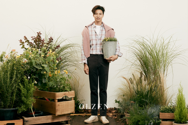 The Won Bin pictorial has been released.Autumn pictorials of the mens wear Olsen (OLZEN) with Actor Won Bin have been released.The Olsen 20FW campaign featured a small amount of daily life under the theme of My Favorite to convey a positive message to people who are tired of everyday life with protracted corona 19 and rainy season.In the public picture, Won Bin showed the original fashion icon downside by perfecting the knit and picketi that are contrary to one color pants with various moods.In other pictorials, the casual mood was presented with ton-on-ton layering of carmel and orange colors.In the cut on the bench, he sensibly matched denim and T-shirts with flips and color padding, and perfectly reproduced Olsens signature character, the book reading man.kim myeong-mi