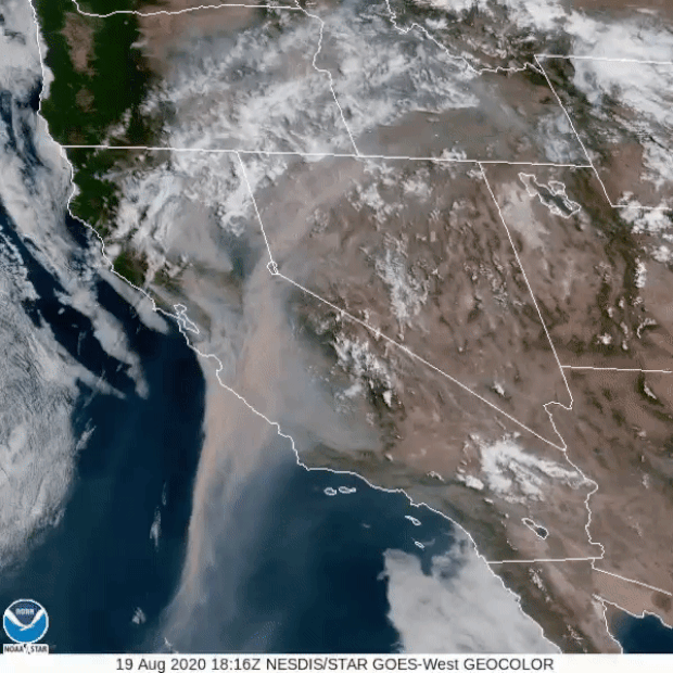 19일 미국 해양대기청(NOAA)이 최첨단 기상위성 GOES-17을 통해 확인한 결과, 캘리포니아 해안에서 남서쪽으로 길게 뻗은 산불 연기는 태평양 상공 965km 일대를 뒤덮고 있었다.