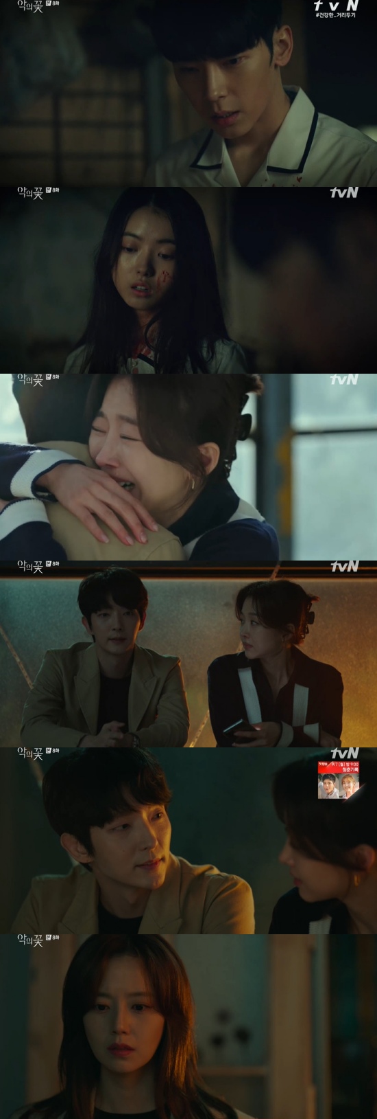 Flower of Evil Lee Joon-gi and Moon Chae-won each started looking for Choi Byung-mos Accomplice.In the 8th episode of TVNs Drama Flower of Evil, which was broadcast on the 20th, Baek Hee-seong (Lee Joon-gi) was portrayed as Do Hae-soo (Jang Hee-jin) and The Slap to find Accomplice of Choi Byung-mo.On this day, Baek Hee-seong convinced him that Do Hae-su had met Accomplice in the former The Funeral chapter of his father Do Min-seok.Park Kyongchun (Yoon Byung-hee) had previously assumed that Baek Hee-seong was an Accomplice of the Dominite because he had a pendant of Jung Mi-sook.Eventually, Baek Hee-seong tried to find Dohasu and The Slap to find Accomplice; Baek Hee-seong said, I never tried to find it, but I have a problem.I need your help.My sister met someone at the time of my father The Funeral, and Do Hae-su hugged him with tears before the end of the Baek Hee-seong.In the process, it was revealed that Baek Hee-seong was identified as the true crime of the Murder case and had to escape.In the past, Lee tried to molest young Do Hae-soo (Im Na-young), and Do Hae-soo committed Murder to prevent it.At that time, the young Do Hyun-soo (Park Hyun-joon) buried his blood in his body to take the sins instead of Do Hae-su, and nailed him, saying, I live as normal as my sister, Im not, so Im fine.In particular, Baek Hee-seong showed affection to Do Hae-su by showing pictures of car support and back Eunha (Eung Seo-yeon), and Do Hae-soo was delighted, saying, Hyun-soo, you have changed a lot.At this time, the car support followed the Baek Hee-seong using the GPS mounted on the clock, and was listening to the conversation between the two.Do Hyun-soo is not Accomplice. He was also relieved that he had a deal with Park Kyoungchun.In addition, Dohasu later realized that the car support was a police officer who had come to him because of the Park Kyoungchun incident; Baek Hee-Seong said, Yes, its the police.I was on the Park Kyoungchun case. Im still a little ice-cold. You cant make a mistake. Its okay. Youre never making a mistake.I will live in Baek Hee-seong until the end, he explained, and Do Hae-soo asked, Do you love him? But Baek Hee-seong said: No, I never thought of it that way for a single moment.I do not know that mind, he denied, and the car support turned to Baek Hee-seong with disappointment.That night, Carson confirmed to Baek Hee-seong, Do you love me? and Baek Hee-seong smiled, What do you ask me?Carson is living to the end with Baek Hee-seong. For Eunha. Baek Hee-seong and carson who knows nothing. Lets break up like that.Its the last gift I give you, he thought.After that, Carson started a re-investigation of the Murder case when playing with the team members.Baek Hee-seong also tracked down the past with Kim Moo-jin (Seo Hyun-woo) and Do Hae-su to find Accomplice.In the meantime, the real Baek Hee-Seong (Kim Ji-hoon) regained consciousness, raising the tension of the drama.Photo = TVN broadcast screen