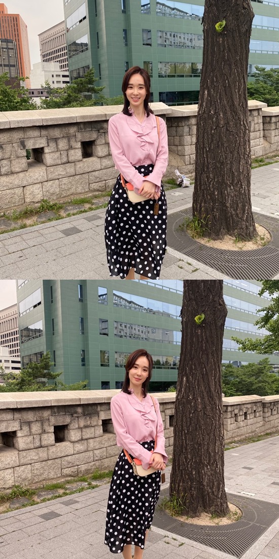 Actor Han Soo-yeon has released photos of the shooting of Flower of Evil.On the 21st, the agency released a photo of Han Soo-yeon, who is appearing in the TVN drama Flower of Evil.Han Soo-yeon in the photo boasts clear skin and is smiling brightly toward the camera in a somewhat relaxed posture.The disappearance of the drama makes the whereabouts unclear, and the appearance that contradicts the Mystery feeling catches the eye.The Flower of Evil starring Han Soo-yeon is a close-knit, high-density emotional tracking drama by her husband, who hides his identity and lives as Baek Hee-sung while washing his identity in Do Hyun-soo (Lee Jun-ki), a suspect in the murder case, and Cha Ji-won (Moon Chae-won), a wife who is approaching his secret.Han Soo-yeon played the role of Jeong Mi-sook, wife of Park Kyongchun (Yoon Byung-hee), and appeared in earnest from the 7th broadcast on the 19th.What happened on the day she ran away from home due to the appearance of Jung Mi-sook, her husband Park Kyoung-chun was admitted to the hospital, but what was more urgent, and the fish pandant given to Do Hae-soo (Jang Hee-jin) was also revealed to be Jung Mi-sooks item, which raised viewers curiosity about the future development.Han Soo-yeon, who is completely immersed in this Mystery Jung Mi-sook, has attracted attention as a major figure in the development of the drama, and she has shown a wide spectrum of Acting in various works before, which stimulates viewers curiosity about what she will do in the future.Flower of Evil is broadcast every Wednesday and Thursday at 10:50 pm.Photo = Starit Entertainment
