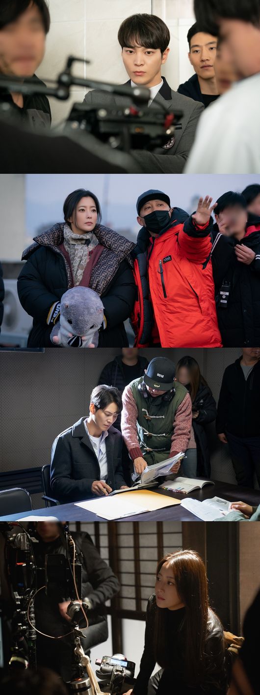 Joo Won and Kim Hee-sun tried hard for Alice.SBSs new gilt drama Alice (playplayplayed by Kim Kyu-won, Kang Cheol-gyu, Kim Ga-young/directed by Baek Soo-chan/production studio S/investment wave) will be broadcast for the first time on Friday night, the 28th.Alice is a human SF genre drama depicting the magical Journey to the Center of Time of a woman who resembles a dead mother, a man who lost Feeling.Alice is considered to be the most anticipated work in the second half of 2020.This is because it predicted the human SF genre, which featured the unique material Journey to the Center of Time as well as the breathing of Joo Won (played by Park Jin-gyeom) and Kim Hee-sun (played by Yoon Tae-yi/Park Sun-young) who watched and watched.As evidenced by this, Alice content, such as teasers and previews, stole the hearts of prospective viewers by radiating the overwhelming presence of the past visuals, exciting stories, and actors.This special Alice was possible because there were actors and crews who poured all of their own during the shooting period.Meanwhile, the production team of Alice will focus attention on the scene behind the intense shooting of two actors, Joo Won and Kim Hee-sun, five days before the first broadcast on the 23rd.The released photo shows Joo Won and Kim Hee-sun captured at the Alice shooting scene.Actors in the photo are concentrating on each other, discussing the scene with Baek Soo-chan, or monitoring their acting through the camera.Through the serious eyes and expressions of Joo Won and Kim Hee-sun, we can guess how deeply the two actors were immersed in Alice and each character and acted with their best efforts.In fact, according to the production team of Alice, director Baek Soo-chan, who directed two actors, Joo Won and Kim Hee-sun, and Alice, continued to shoot and talk constantly for a highly complete Drama.Through this, Actors were also able to immerse themselves in works and characters more deeply.In addition, Actors also played Hot Summer Days, which does not make body Sari.This is why the production team of Alice gathers their mouths and praises two actors, Joo Won and Kim Hee-sun.The first broadcast of Alice, the most anticipated movie in the second half of 2020, is approaching.Alice, which contains the passion of many production crews and actors, led by Joo Won and Kim Hee-sun.The first broadcast of Alice, which will shine at the price of the effort, is expected. Meanwhile, SBSs new drama Alice will be broadcast at 10 p.m. on Friday the 28th.Also released online exclusively on the OTT platform wave