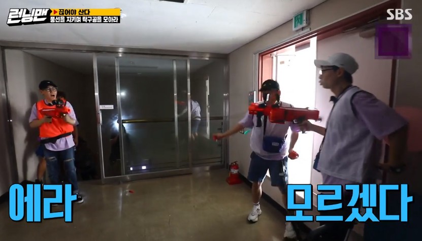 Lee Kwang-soo has faced four-man Running Man disassembled by Sniper: Can Lee Kwang-soo win the final championship?On SBS Running Man broadcast on the 23rd, I live to be broken Race was held.Eight karaoke rooms were prepared for the Running Man studio on the day, and Jeon So-min was excited to shout Its so good, its a big hit.The first mission is to hide the score after completing the song you want.So, if Lee Kwang-soo sang Cho Jang-hyuks Love because it was a favorite song and showed off his emotions, Jeon So-min, who selected Cools Songin, added a sad performance to complete a music video and laughed.After the opening, the team was organized. The average score was high, and the team was favorable.Yang Se-chan scored 0 points, and Yoo Jae-Suk, who teamed up with him, Jeon So-min and Song Ji-hyo were angry.Due to Yang Se-chan, the average score for the Yoo Jae-Suk team dropped to 65 points.Lee Kwang-soo, who scored 44 points, also had to be booed by teammate Kim Jong-kook; Ji Suk-jin of the one-man team scored 88 points, and Zanbaripa Bosss charisma (?) showed off.The final race, the mission to collect table tennis balls while keeping the balloon of breaking and living. The average number of table tennis balls is determined by the winning team.Lee Kwang-soo, who became a one-man team as Ji Suk-jin teamed up with Kim Jong-kook, tried to surprise but lost only balloons and became a lineman.Local warfare has also erupted throughout the country.Sam Brother and Sister team Song Ji-hyo Jeon So-min Haha fought a fierce battle against Yoo Jae-Suk Yang Se-chan.Kim Jong-kook added to the team, and the Sam Brother and Sister team were eliminated.Jeon So-min shouted This terrible! And laughed at the anger and Running Man.In the meantime, Lee Kwang-soo continued his surprise move, and the overthrow Lee Kwang-soo coalition was formed.Kim Jong-kooks operation is to blow up a balloon directly behind the jade with Lee Kwang-soo.But before this operation was even implemented, Kim Jong-kook lost his balloons in the internal fire of Ji Suk-jin, who explained, I lost my mind for a while.But for a while, too: Ji Suk-jin again pointed the gun at Yoo Jae-Suk, and eventually the infighting broke out, with Yoo Jae-Suk and Yang Se-chan finally out.At that time Lee Kwang-soo climbed onto the roof and waited for Kim Jong-kook and Ji Suk-jin, a simply two-to-one struggle, butBefore a proper counterattack, Lee Kwang-soo was hit on the buttocks alone, and eventually was disqualified for committing fouls; eventually Lee Kwang-soo carried out a casing-gathering penalty.