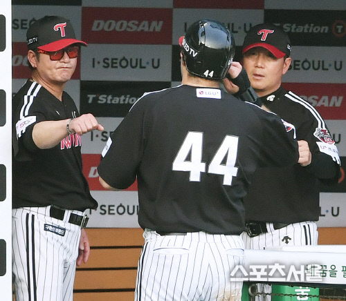Lee Min-ho is 4-2 with a 2.97 ERA with 11Kyonggi 57.2 innings this year.On May 21, Deagu Samsung was included in the starting lineup and is starting once in about 10 days in management.He threw a Rookie challenge with a fastball that exceeded the maximum of 150km and a high-speed slider power pitching of 140km.He has won only four games because he has not been supported by a toxic batting line, but has allowed only two points or less seven of his nine starts so far.However, Hong Chang-ki has also been on the rise since the middle of last month, and he has been in the lead-off due to the injury of the first batter Lee Chun-woong.By the 22nd, the seasons Batting average is 0.266, but the on-base percentage is 0.408, steadily stepping on the first base.Kyonggi has increased his confidence, actively swinging his bat and steadily hitting the long shot.Of course, KT, Kim Ji-chan, Kim Yoon-soo, and KIA Jung Hae-young are also looking for Rookie.The three except Kim Yoon-soo are high school graduates like Lee Min-ho, and Kim Yoon-soo is a second-hand newcomer for three years.However, LG coach Ryu Joong-il has put together the current Rookie competition in a word: I think we should erase everything and literally get a rookie.I wonder if the Innocence rookie will get better at the title Rookie, he said.When asked Ryu, What if there is no Rookie in the first year like before? He replied, Then I would like to say that there is no Rookie this year.As the season is about three months away, the Rookie competition can be reorganized as well.Still, if the season ends like this, Ryu Joong-ils mind is heading for Lee Min-ho rather than Hong Chang-ki.