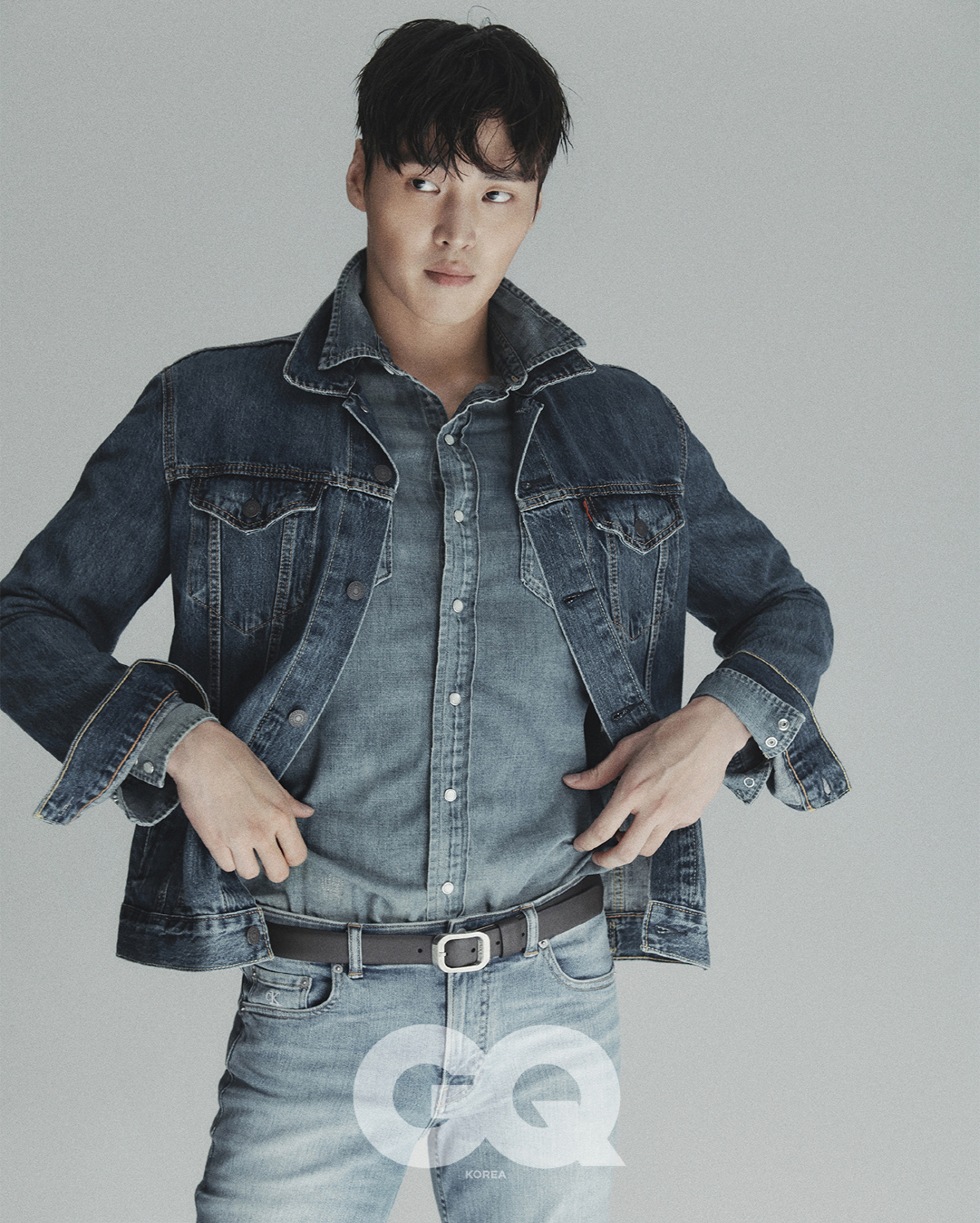 A picture of Lee Tae-hwans understated sexy was released.Actor Lee Tae-hwans picture, which recently showed an extraordinary transformation of acting through JTBCs Elegant Friends, was released through the mens magazine GQ KOREA.Lee Tae-hwan in the public picture captures the eye with superior physical and warm appearance.Leather, denim, white T-shirts, and other styles with their own feelings, perfecting the sexy charm captivated the woman.In an interview with the picture, Lee Tae-hwan said, It was a villain that I would not have a stronger role in the future. I was nervous while shooting, but later I seemed to have put it down completely and postponed it. I recalled.As for the job of Actor, Happiness and pain seem to coexist together.It is really happy to meet with many people and to feel indirectly the feelings that I will not experience for the rest of my life.  When someone sympathizes with the Characters and ambassadors, I am proud when what I wanted to express is delivered to people. In addition, he appeared in SBS entertainment Park Jang Deso and got the nickname love newborn baby. I do not think it is a good style to actively love, but I want to try love straight before the end of my 20s.I conveyed my honest heart.Lee Tae-hwan made a special appearance as a golf instructor in the JTBC gilt drama Elegant Friends. He made a strong impression on viewers by performing a modifier called Perfect Billon.Lee Tae-hwan, who was called end stiller by sweeping the ending at the beginning of the play, left the death of Jugangsan as a mystery axis and played a big role more than a special appearance.Meanwhile, Lee Tae-hwans more detailed interviews and pictures can be found in the September issue of GQ KOREA.