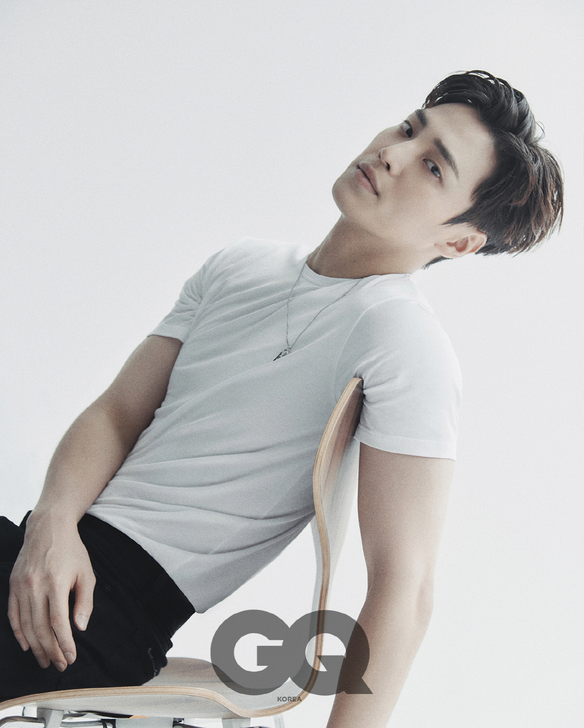 A picture of Lee Tae-hwans understated sexy was released.Actor Lee Tae-hwans picture, which recently showed an extraordinary transformation of acting through JTBCs Elegant Friends, was released through the mens magazine GQ KOREA.Lee Tae-hwan in the public picture captures the eye with superior physical and warm appearance.Leather, denim, white T-shirts, and other styles with their own feelings, perfecting the sexy charm captivated the woman.In an interview with the picture, Lee Tae-hwan said, It was a villain that I would not have a stronger role in the future. I was nervous while shooting, but later I seemed to have put it down completely and postponed it. I recalled.As for the job of Actor, Happiness and pain seem to coexist together.It is really happy to meet with many people and to feel indirectly the feelings that I will not experience for the rest of my life.  When someone sympathizes with the Characters and ambassadors, I am proud when what I wanted to express is delivered to people. In addition, he appeared in SBS entertainment Park Jang Deso and got the nickname love newborn baby. I do not think it is a good style to actively love, but I want to try love straight before the end of my 20s.I conveyed my honest heart.Lee Tae-hwan made a special appearance as a golf instructor in the JTBC gilt drama Elegant Friends. He made a strong impression on viewers by performing a modifier called Perfect Billon.Lee Tae-hwan, who was called end stiller by sweeping the ending at the beginning of the play, left the death of Jugangsan as a mystery axis and played a big role more than a special appearance.Meanwhile, Lee Tae-hwans more detailed interviews and pictures can be found in the September issue of GQ KOREA.