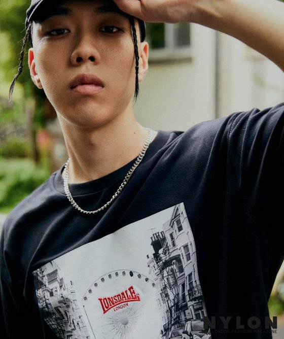 Rapper BewhYs picture, which pioneers his own unique genre, was released in the September issue of the magazine nylon.24 Days BewhY in the public picture stood in front of the camera with a free Boy in the background of a quiet village.She showcased her sensual street casual look, including all-white sweatshirts, sweatpants and a bandana accessory on the zip hood.In addition, he tried Blaze Hair, not the signature Pomad Hair, and showed off his fashionista-like appearance.