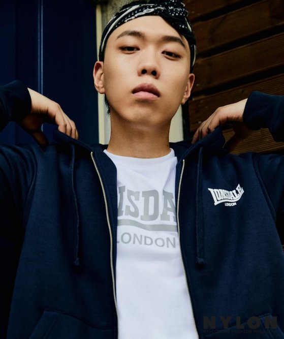 Rapper BewhYs picture, which pioneers his own unique genre, was released in the September issue of the magazine nylon.24 Days BewhY in the public picture stood in front of the camera with a free Boy in the background of a quiet village.She showcased her sensual street casual look, including all-white sweatshirts, sweatpants and a bandana accessory on the zip hood.In addition, he tried Blaze Hair, not the signature Pomad Hair, and showed off his fashionista-like appearance.