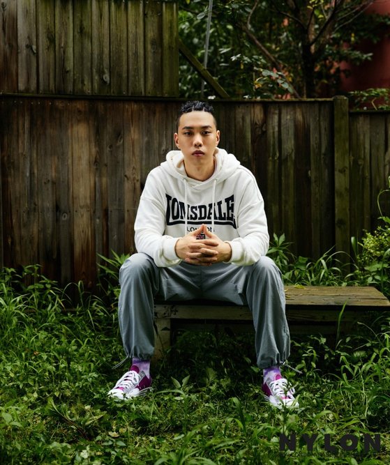 Rapper BewhYs picture, which pioneers his own unique genre, was released in the September issue of the magazine nylon.24 Days BewhY in the public picture stood in front of the camera with a free Boy in the background of a quiet village.She showcased her sensual street casual look, including all-white sweatshirts, sweatpants and a bandana accessory on the zip hood.In addition, he tried Blaze Hair, not the signature Pomad Hair, and showed off his fashionista-like appearance.