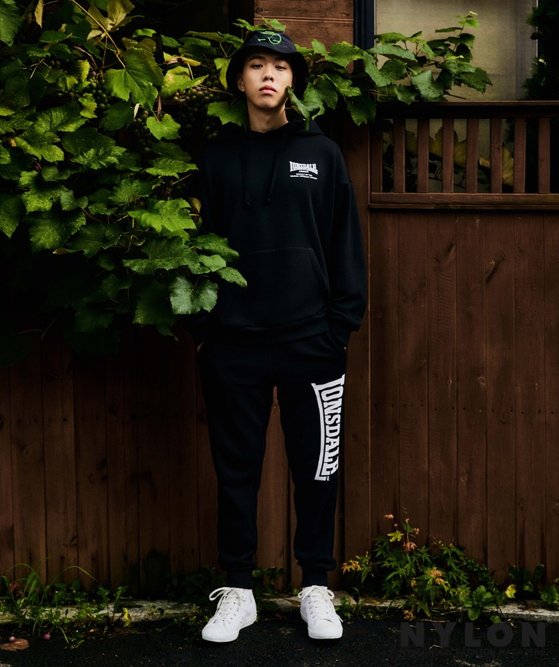 Rapper BewhYs picture, which pioneers his own unique genre, was released in the September issue of the magazine nylon.24 Days BewhY in the public picture stood in front of the camera with a free Boy in the background of a quiet village.She showcased her sensual street casual look, including all-white sweatshirts, sweatpants and a bandana accessory on the zip hood.In addition, he tried Blaze Hair, not the signature Pomad Hair, and showed off his fashionista-like appearance.